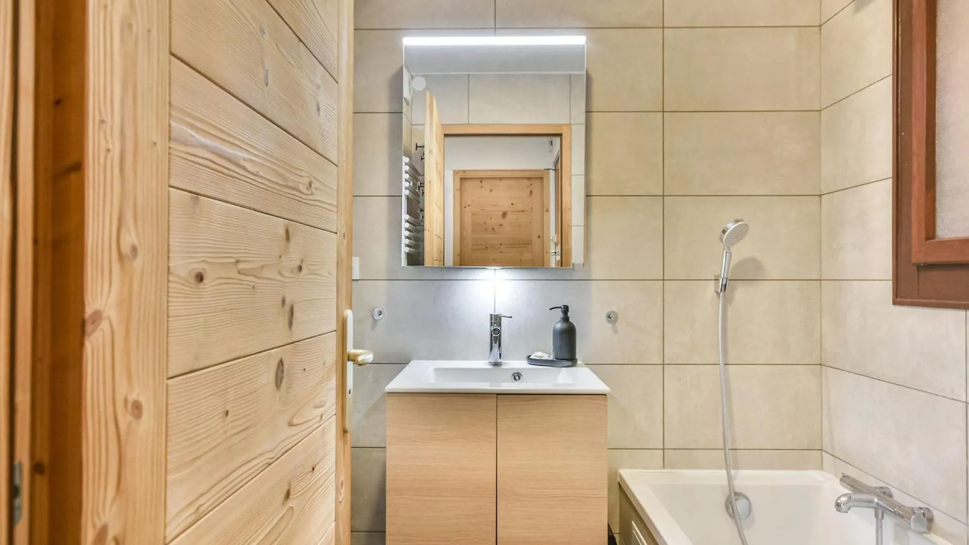 Charmant T2 + Cabine, Proche Pistes Et Centre, Balcon, Cheminee, Wifi, Parking, 4-5 Pers. - Fr-1-685-80 Les Gets Apartment